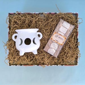 Wax Melter Gift Set, Witches Cauldron Wax Melter With Soy Wax Melt Chocolate Bar, Air Freshener for Pastry Shop