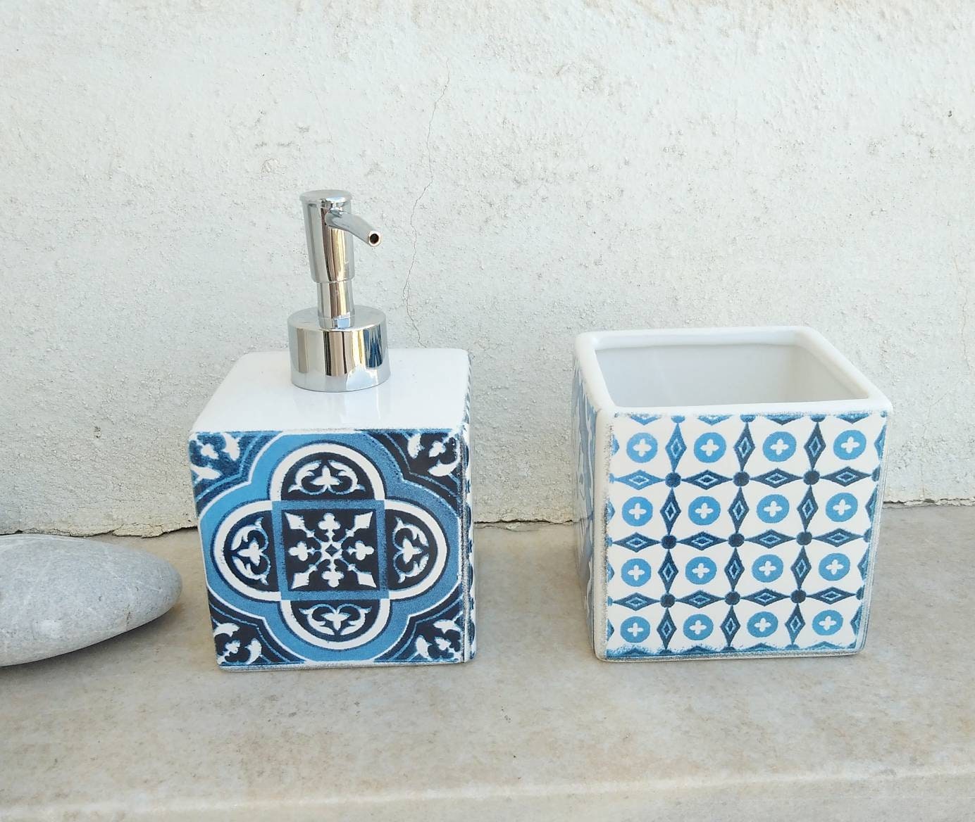 Set bagno, Dispenser di sapone per le mani e porta spazzolino da denti,  Ceramica blu OPACA, Ceramica rustica, Arredo bagno, Ceramiche fatte a mano,  Ceramiche israeliane -  Italia