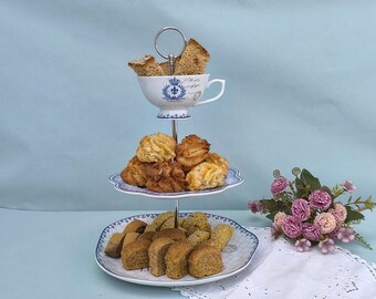 Alzata per torta a 3 livelli con tazza da tè e piattino sul piano superiore, piatto da dessert in stile cinese con piatti spaiati