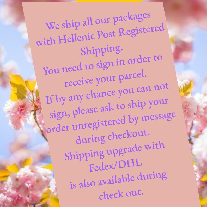 Op de afbeelding: Een rechthoekig lichtroze bord met paarse tekst die luidt: We ship all our packages with Hellenic Post Registered Shipping. You need to sign in order to receive your parcel. If by any chance you can not sign, please ask to ship your order unregistered by message during checkout. Shipping upgrade with Fedex/DHL is also available during check out.
