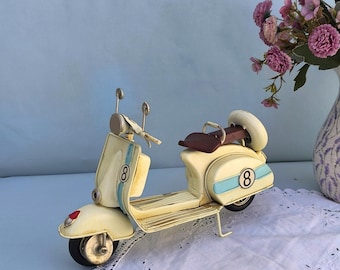 Weißer Vespa Roller mit der Nummer 8, Retro Sammler Motorrad