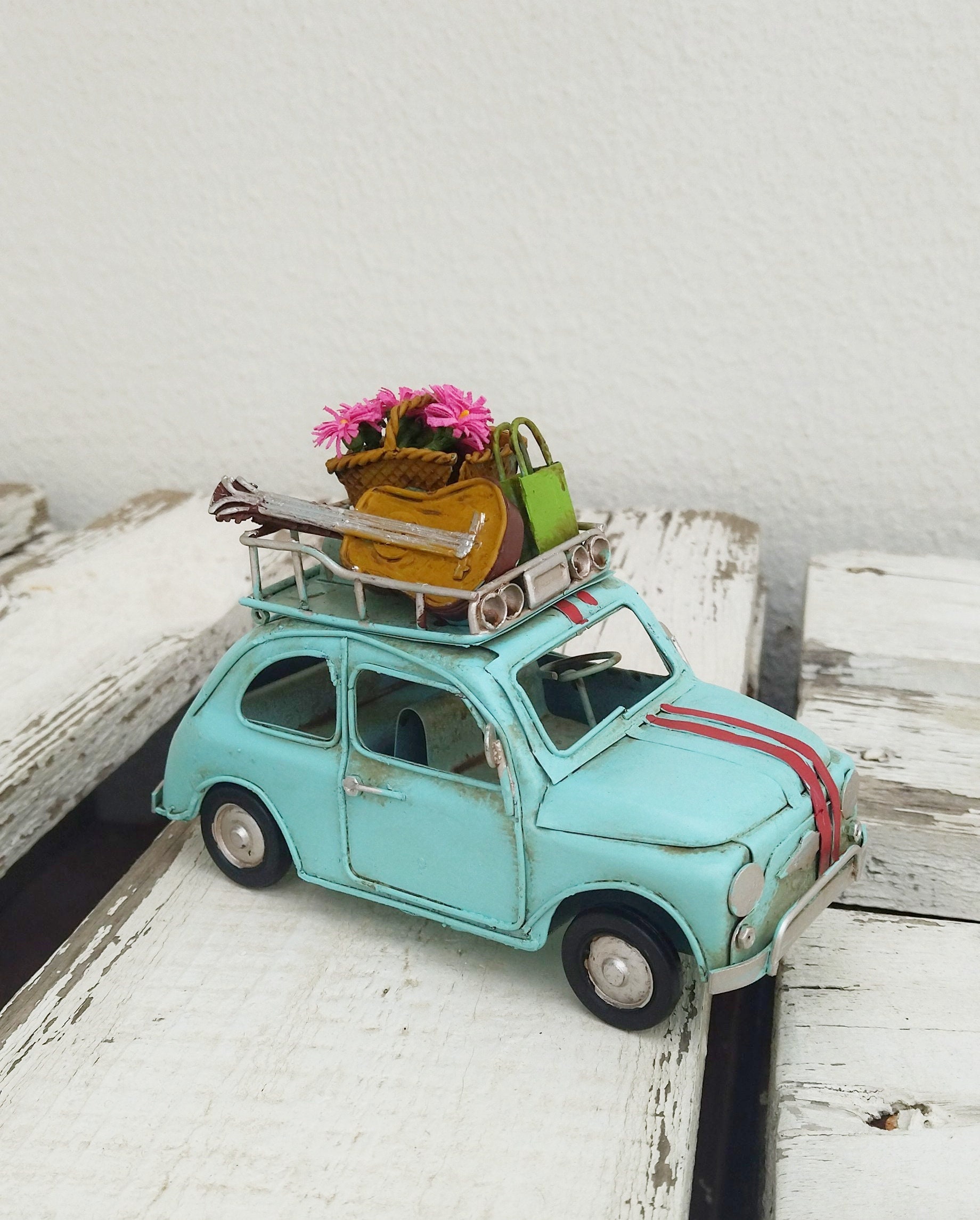 Retro Metallauto, Miniatur-Fiat 500 mit Gepäckträger Blumenkorb und Gitarre, Original Road Trip Einladung