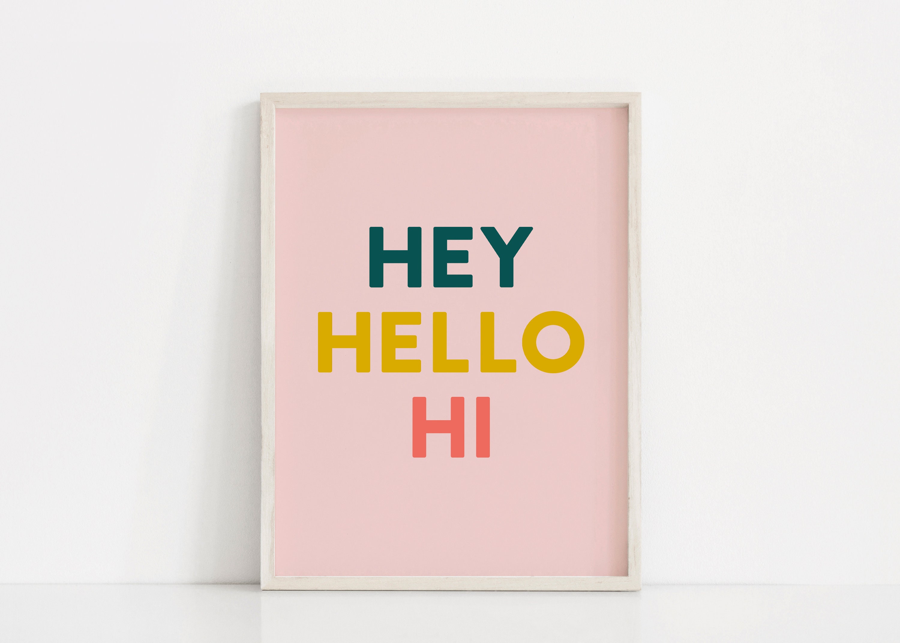 Привет на английском. Hello hi. Hello hi. Hello на прозрачном фоне. Приветствие hello hi.