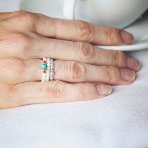 Elastischer Ring aus Muscheln, Magnesit (gefärbt) & Koralle, Heilsteine, boho, Edelsteine, Stapelringe