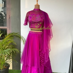 Paarse organza lehenga: choli met kralen, Indiase trouwjurk