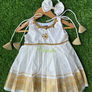 Weißer Seiden Baby Frock: Indische Wiegenzeremonie Outfit