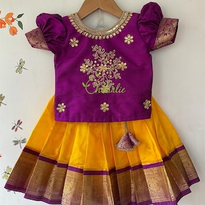 Pattu Pavadai jaune et violet pour bébé fille/vêtements traditionnels indiens pour enfants/âge 0-4 ans