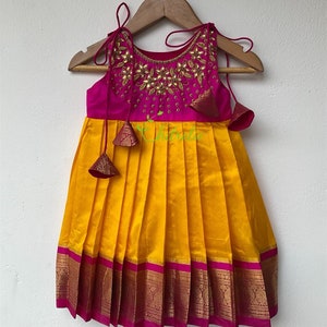 Pink und Goldgelb Maggam Work Kleinkinder&#39;s Knot Frock