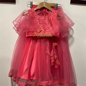 Peach Lehenga Choli meisjes: geborduurde jurk voor Indiase bloemenmeisjes