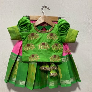 Lotusrosa Kanchi Pattu Pavadai für Kinder mit juwelenbesetztem Oberteil im Elefantendesign