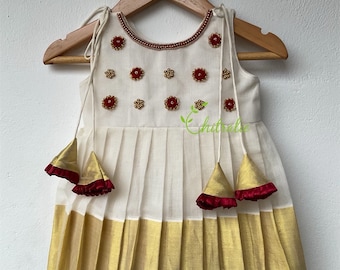 Robe tissée à la main Kerala pour la cérémonie de baptême/Robe Onam pour bébé fille/Robe Kasav dorée