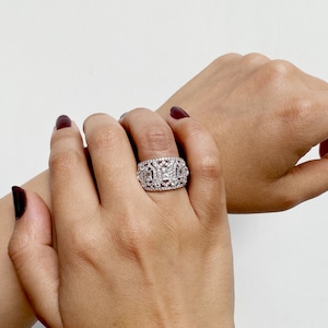 Srebrna obrączka z cyrkoniami bagietkowymi: pierścień Half Eternity