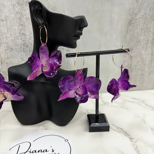 Natural Purple Orchid in resin| 18k gold plated round hoop earrings 25 mm (handmade)