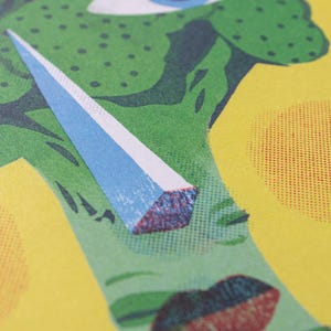 Pode incluir: Close-up de uma ilustra&ccedil;&atilde;o verde e azul de um rosto com um &uacute;nico olho e um objeto grande, azul e pontudo na frente do olho. O fundo &eacute; amarelo com bolinhas vermelhas e brancas.