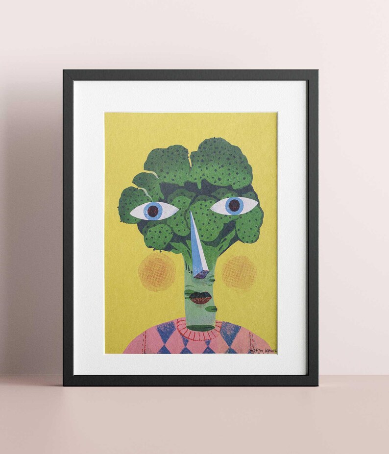 Pode incluir: Uma ilustra&ccedil;&atilde;o enquadrada de uma cabe&ccedil;a de br&oacute;coli verde com olhos azuis e um nariz azul, vestindo um su&eacute;ter argyle rosa e branco sobre um fundo amarelo.