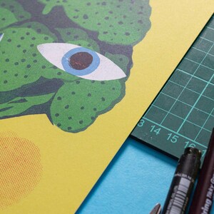 Pode incluir: Um fundo amarelo com uma ilustra&ccedil;&atilde;o verde e azul de um rosto com um olho. O rosto &eacute; composto por uma s&eacute;rie de c&iacute;rculos verdes. O olho &eacute; azul com uma pupila preta. H&aacute; um c&iacute;rculo pontilhado vermelho e amarelo no canto inferior esquerdo da imagem.