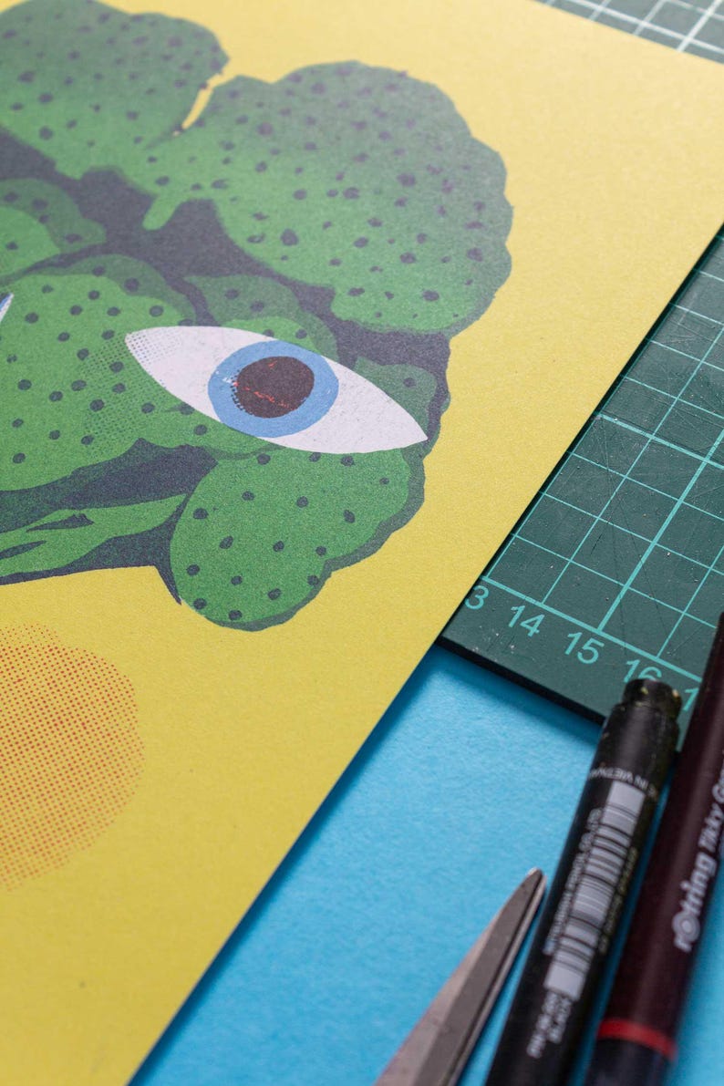 Pode incluir: Um fundo amarelo com uma ilustra&ccedil;&atilde;o verde e azul de um rosto com um olho. O rosto &eacute; composto por uma s&eacute;rie de c&iacute;rculos verdes. O olho &eacute; azul com uma pupila preta. H&aacute; um c&iacute;rculo pontilhado vermelho e amarelo no canto inferior esquerdo da imagem.