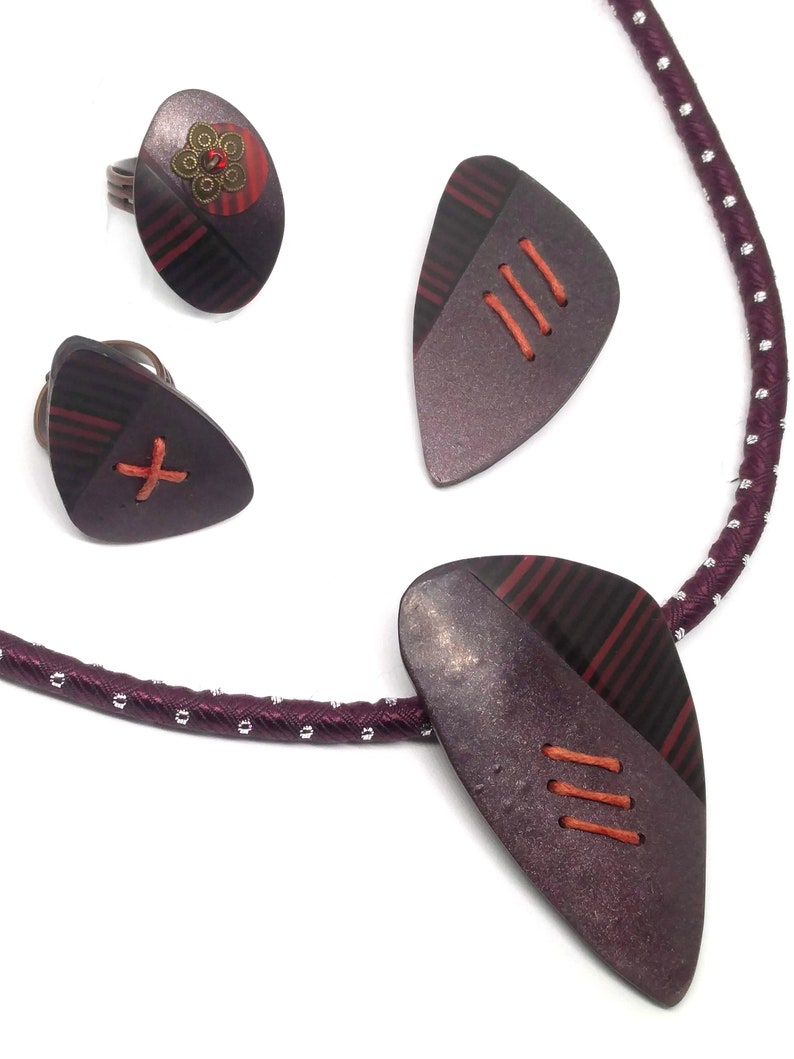 Plum irrisee red and black graphic pin