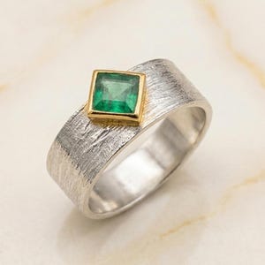 Natürlicher Smaragd Square Cut Ring: Minimalistischer Solitär Gehämmertes Silber Stacking Band Geschenk