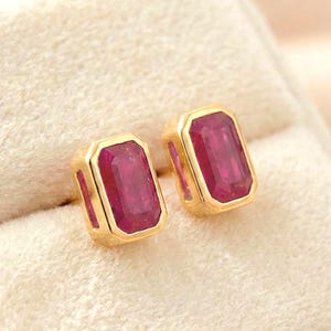 Kolczyki z rubinem w szlifie szmaragdowym, oprawa bezelowa, złoto 14k, kamień urodzinowy lipca