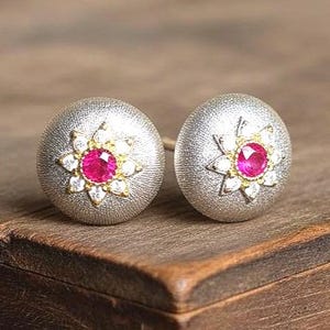 Pendientes florales de plata y rubí natural: aretes con cúpula texturizada, piedra natal de julio, regalo de aniversario para ella