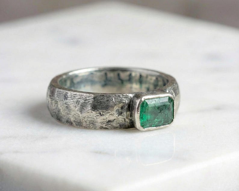Natürlicher Smaragd Achteck Ring: East West Bezel Set Pinky Solitiare Band, 925 Gehämmert Bild 1