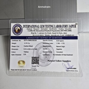 Op de afbeelding: Een wit laboratoriumrapport van het International Gem Testing Laboratory Jaipur voor een natuurlijke gele saffier. Het document vermeldt een gewicht van 4,29 karaat, een cushion mixed slijpvorm, afmetingen van 9,12 x 8,00 x 6,31 mm.