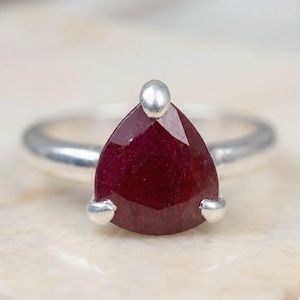 Pierścionek z naturalnym rubinem: 4-karatowy solitaire z gruszką, srebro 925, unisex, tylko podgrzewany – bez szklanego rubinu