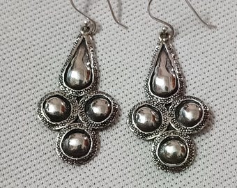 Pendientes colgantes tribales hechos a mano en plata de ley, estilo Banjara de la India.