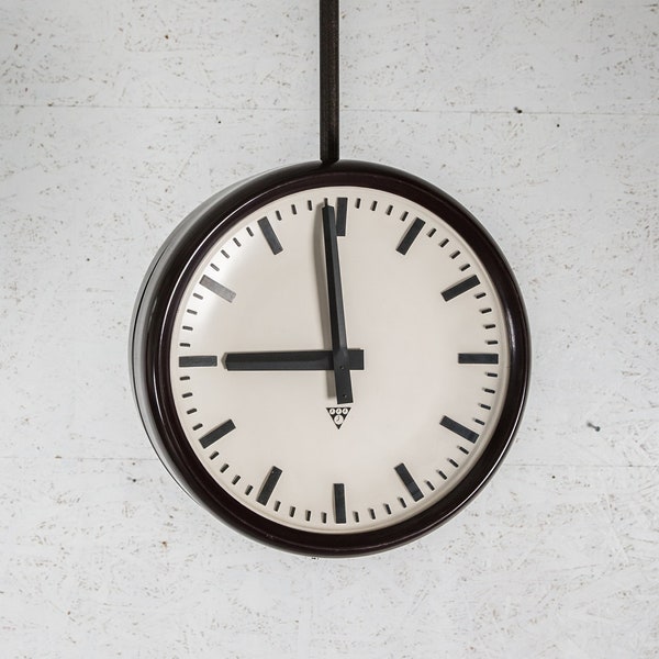Grande horloge analogique double face - Années 60 de Pragotron Clock Horloge Murale Industrielle Vintage en Bakélite Milieu du XXème siècle