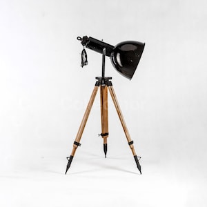 Grand Lampadaire Industriel sur Trépied par Elektrosvit - Pieds en Bois Vintage Black Enamel Light