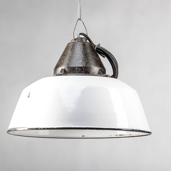 Plafonnier industriel - Lampe à suspension vintage en émail blanc - 1960