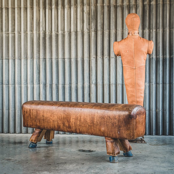 Banc de gymnastique en cuir vintage cheval d'arçons - brun original-années 1930 décor de design de la maison Vintage