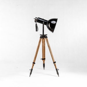Petit Lampadaire Industriel sur Trépied par Elektrosvit - Pieds en Bois Vintage Black Enamel Lightning