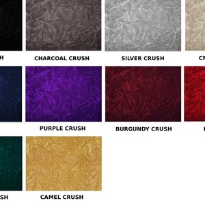 Pode incluir: Uma carta de cores que mostra 10 cores diferentes de tecido de veludo esmagado. As cores s&atilde;o: preto, carv&atilde;o, prata, creme, azul, roxo, bord&ocirc;, vermelho, esmeralda e camelo.