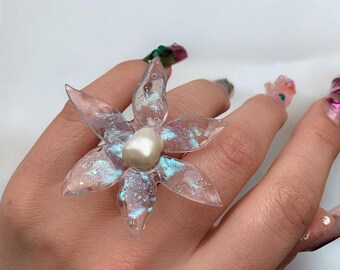 Transparenter Mondblumen-Ring mit Barockperle | Kleine Blumen Epoxidharz Schmuck | Handgemachter übergroßer 3D Statement Ring | Geschenk für Sie