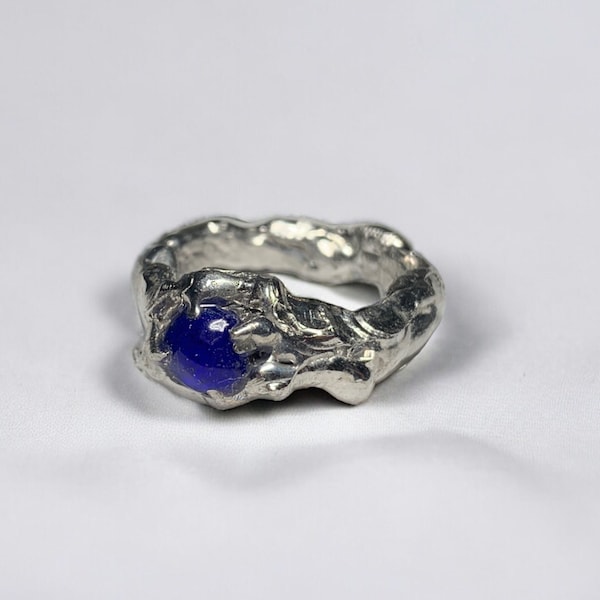 Bague liquide brute avec pierre bleue en métal | bague minimaliste classique bleue bague artistique contemporaine grunge | bague fondue à la main