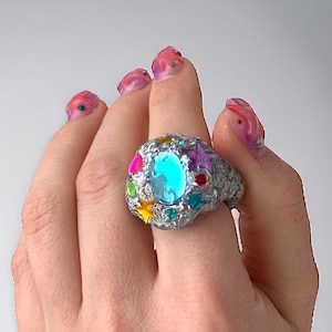 Anello colorato a forma di macchia spessa, anello arcobaleno lucido / anello fairycore estetico unico y2k / anello in metallo irregolare y2k fatto a mano