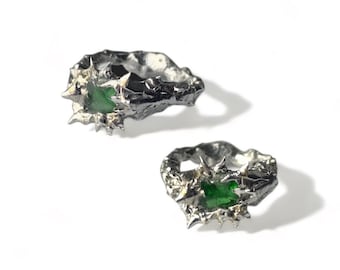 Anillo de metal líquido puntiagudo con una piedra verde / anillo de estilo grunge Y2K con soldadura suave / anillo de metal fundido contemporáneo hecho a mano