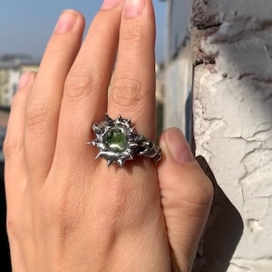 Spiky Liquid Metal Ring mit einem grünen Stein | weichlöten y2k Grunge fairycore Ring| Handgemachter moderner Ring aus geschmolzenem Metall