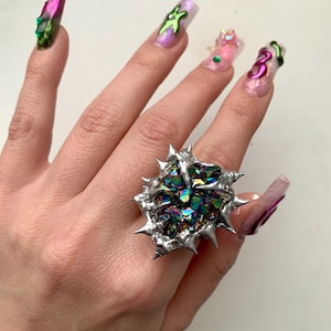Großer Spiky Flüssigmetall Herz Ring mit einem Regenbogen Stein | weich löten großer massiver Grunge Ring| Valentinstag handgemachte geschmolzene Metallring