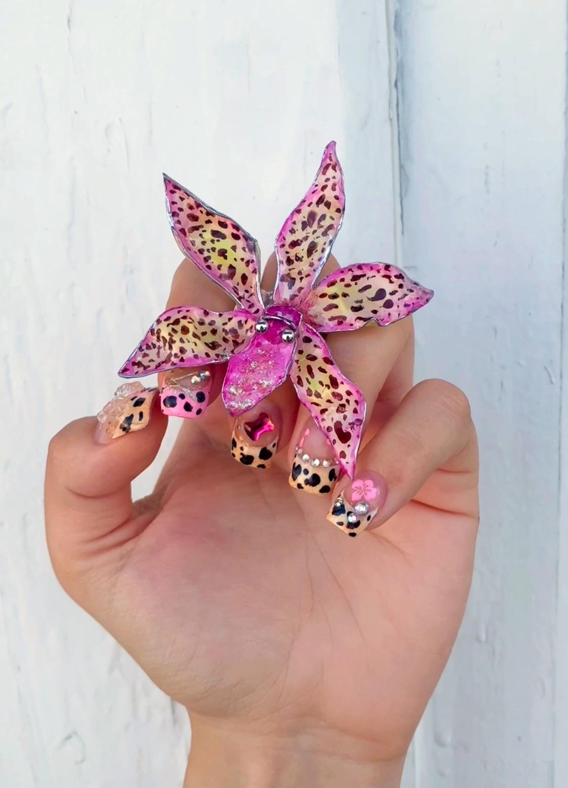 Tiger Orchidee Statement Ring | 3D Großer handgemachter rosa Orchideenring | Übergroßer Floral Resin Ring mit Piercing | Einzigartiges Geschenk für Sie