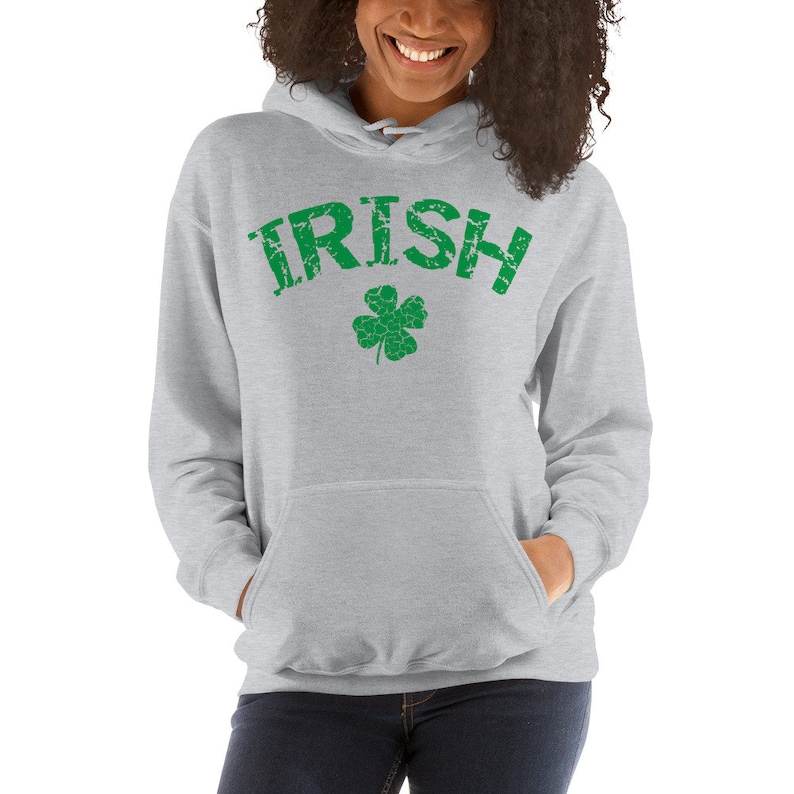 Puede incluir: Una sudadera con capucha gris con la palabra "IRISH" en letras verdes desgastadas y un tr&eacute;bol de cuatro hojas verde.