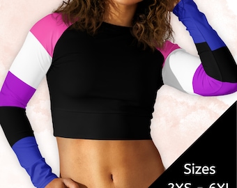 Op de afbeelding: Zwart langarm crop top met een kleurrijk gestreept patroon op de mouwen. De mouwen zijn roze, wit, paars, zwart en blauw. De tekst "Maten 2XS - 6XL" staat in wit op een zwarte achtergrond.