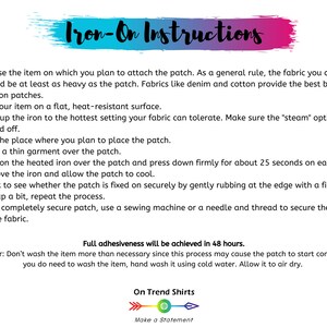 以下が含まれることがあります： ピンク、ブルー、ホワイトのグラフィックで、「アイロン接着の指示」というテキストがブルーで書かれています。グラフィックには、アイロン接着のパッチを生地に付けるための9つの手順がリストされています。テキストには、商品の洗濯に関する免責事項と、48時間で完全な接着が達成されるというメモも含まれています。