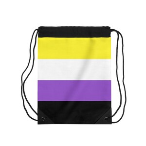 Pode incluir: Uma bolsa de cord&atilde;o preta com um design listrado amarelo, branco, roxo e preto. A bolsa tem um fecho de cord&atilde;o e duas correias pretas.