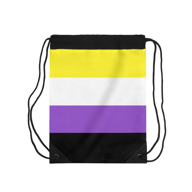 Pode incluir: Uma bolsa de cord&atilde;o preta com um design listrado amarelo, branco, roxo e preto. A bolsa tem um fecho de cord&atilde;o e duas correias pretas.