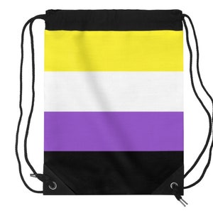 Pode incluir: Uma bolsa de cord&atilde;o preta com um design listrado amarelo, branco, roxo e preto. A bolsa tem um fecho de cord&atilde;o e &eacute; feita de um tecido dur&aacute;vel.
