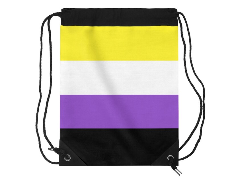 Pode incluir: Uma bolsa de cord&atilde;o preta com um design listrado amarelo, branco, roxo e preto. A bolsa tem um fecho de cord&atilde;o e &eacute; feita de um tecido dur&aacute;vel.