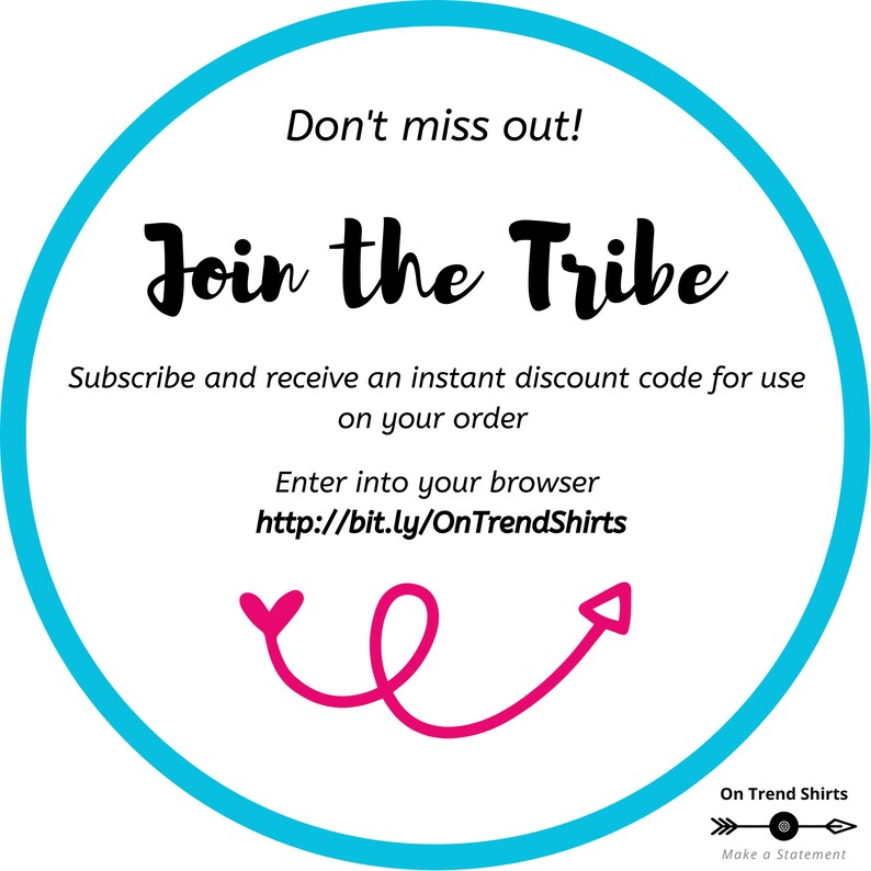 Puede incluir: Un c&iacute;rculo azul con texto blanco que dice "&iexcl;No te lo pierdas! &Uacute;nete a la tribu". El texto tambi&eacute;n dice "Suscr&iacute;bete y recibe un c&oacute;digo de descuento instant&aacute;neo para usar en tu pedido. Ingresa en tu navegador http://bit.ly/OnTrendShirts". Hay una flecha rosa apuntando hacia la derecha y una forma de coraz&oacute;n rosa a la izquierda de la flecha.